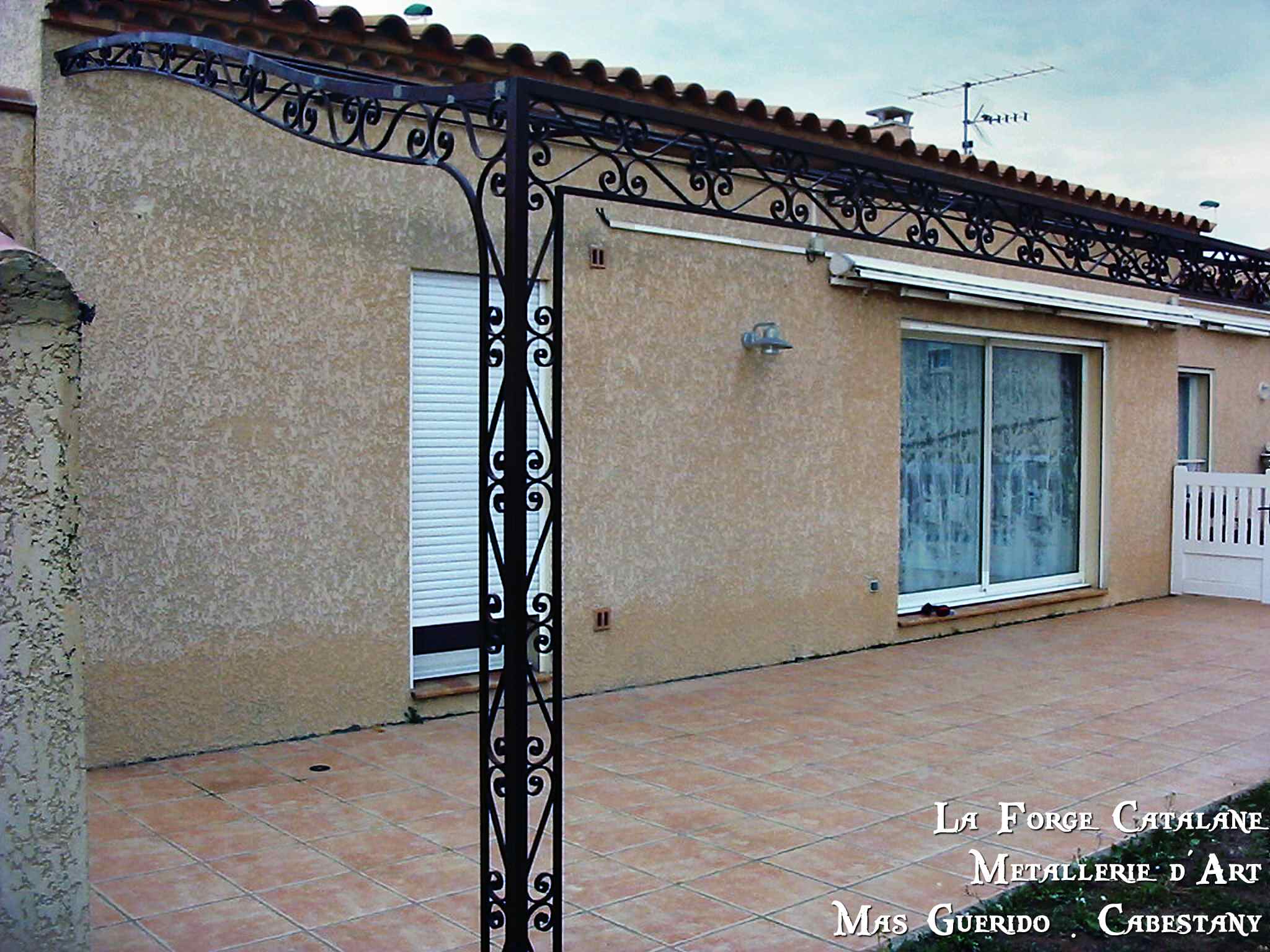 Pergola demi chapeau gendarme frise volute sur pieds fer forge catalane cabestany (2).jpg